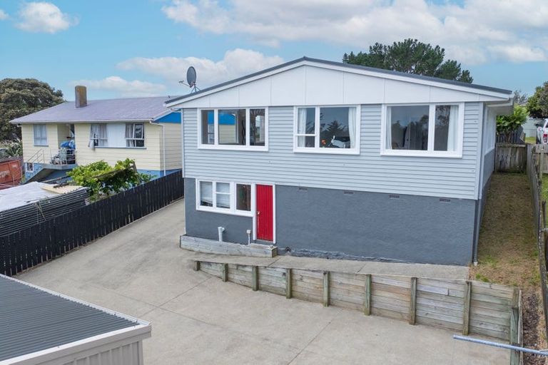 Photo of property in 16 Sasanof View, Ascot Park, Porirua, 5024