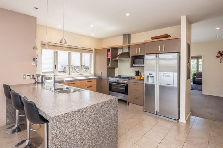 Photo of property in 61 Quadrant Heights, Paraparaumu, 5032