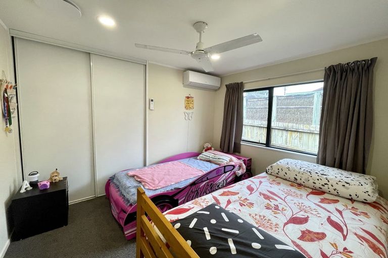 Photo of property in 5 Avonleigh Road, Green Bay, Auckland, 0604