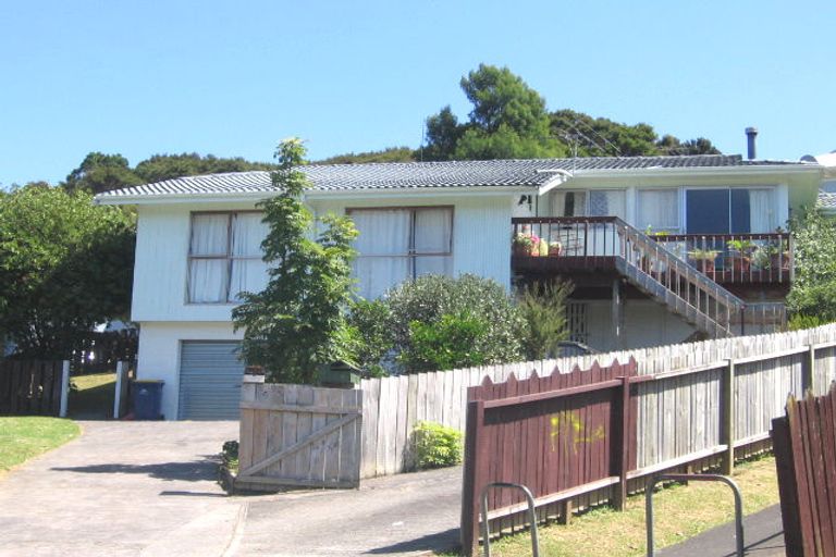 Photo of property in 2/8 Mcquoid Place, Glenfield, Auckland, 0629
