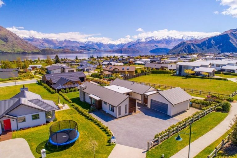 Photo of property in 11 Urquhart Place, Wanaka, 9305