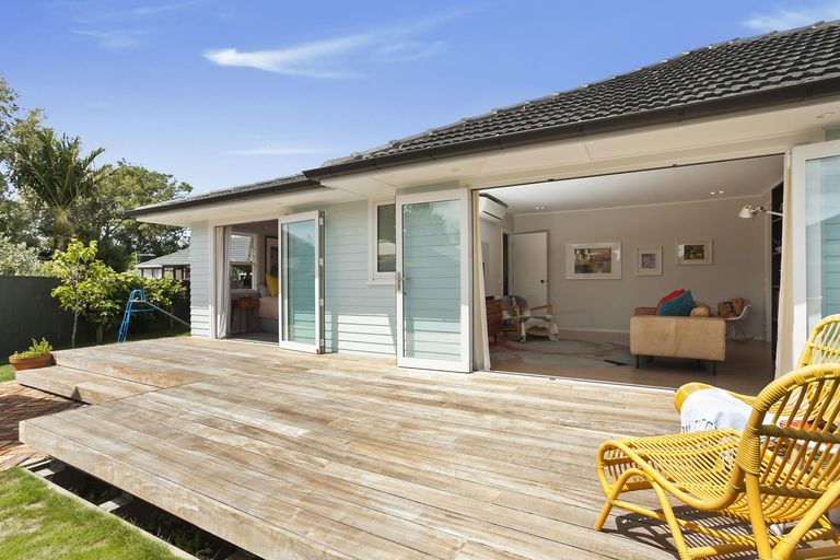 Photo of property in 5 Roby Street, Te Atatu Peninsula, Auckland, 0610