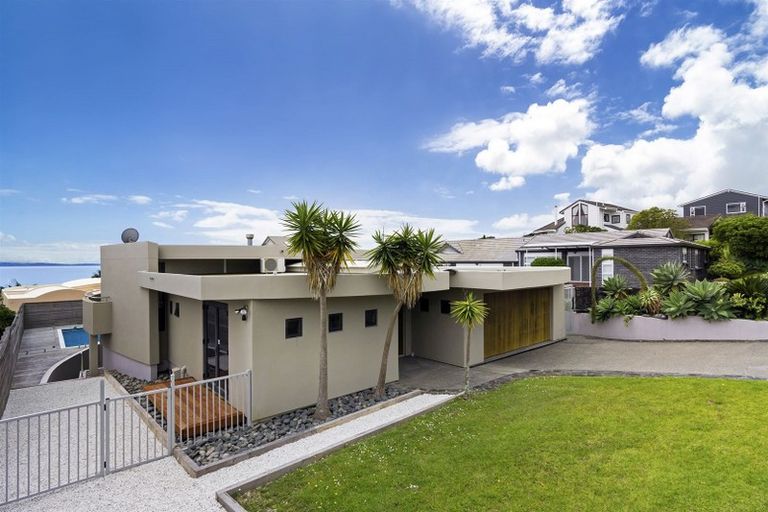 Photo of property in 18 Pacific Parade, Army Bay, Whangaparaoa, 0930