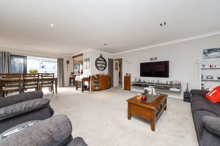 Photo of property in 19 Newcastle Street, Hokowhitu, Palmerston North, 4410