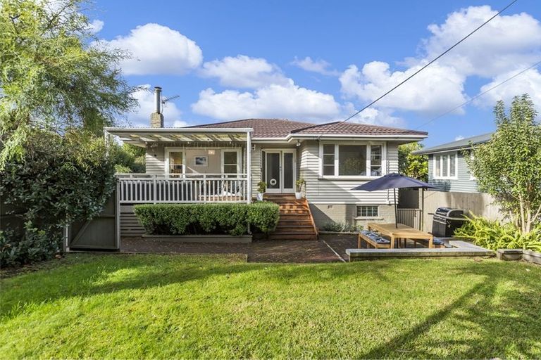 Photo of property in 15 Graham Avenue, Te Atatu Peninsula, Auckland, 0610