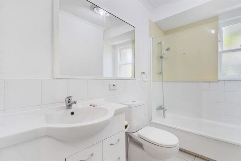 Photo of property in 1/33 Exmouth Road, Northcote, Auckland, 0627