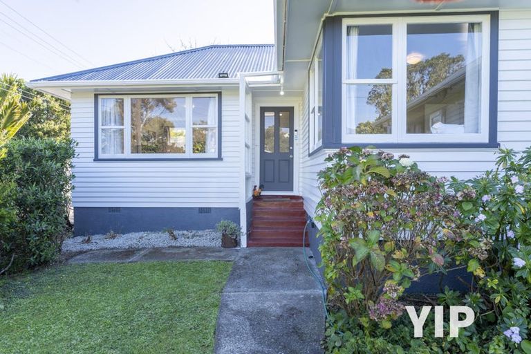 Photo of property in 10 Turville Crescent, Newlands, Wellington, 6037