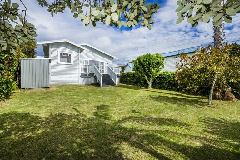 Photo of property in 18 William Bond Street, Stanley Point, Auckland, 0624