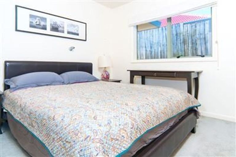 Photo of property in 21 Taroka Close, Pinehill, Auckland, 0632