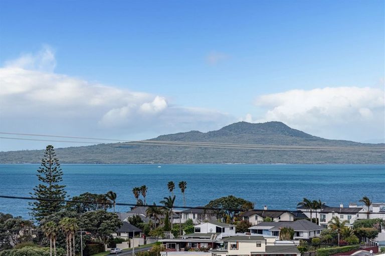 Photo of property in 2/72 Gulf View Road, Murrays Bay, Auckland, 0630