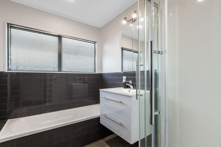 Photo of property in 11 Picketboat Lane, Whitby, Porirua, 5024