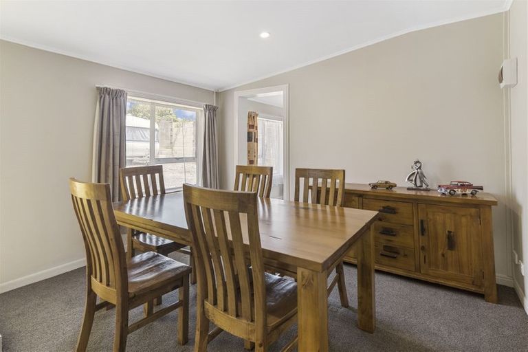Photo of property in 11 Paton Avenue, Te Atatu South, Auckland, 0610