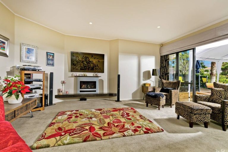 Photo of property in 8 Almond Grove, Greenhithe, Auckland, 0632