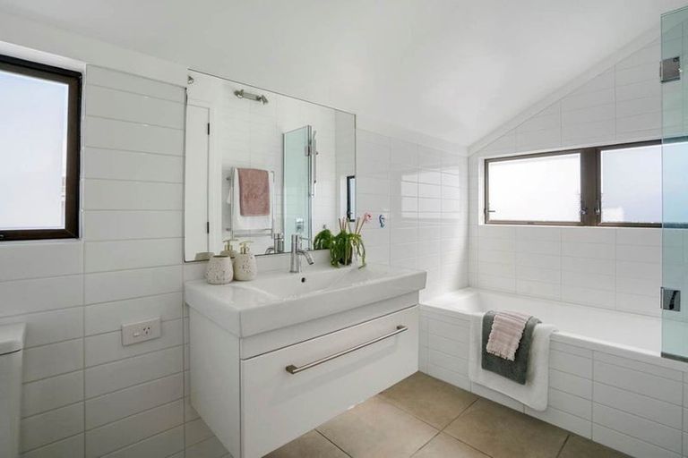 Photo of property in 2/57 Kitchener Road, Milford, Auckland, 0620