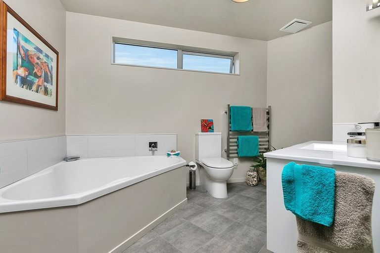 Photo of property in 96a Eskdale Road, Birkdale, Auckland, 0626