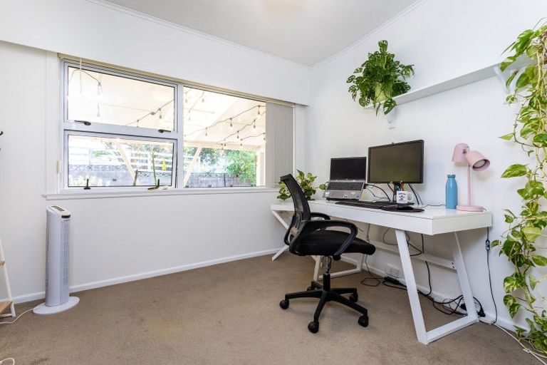 Photo of property in 18 Deuxberry Avenue, Northcote, Auckland, 0627