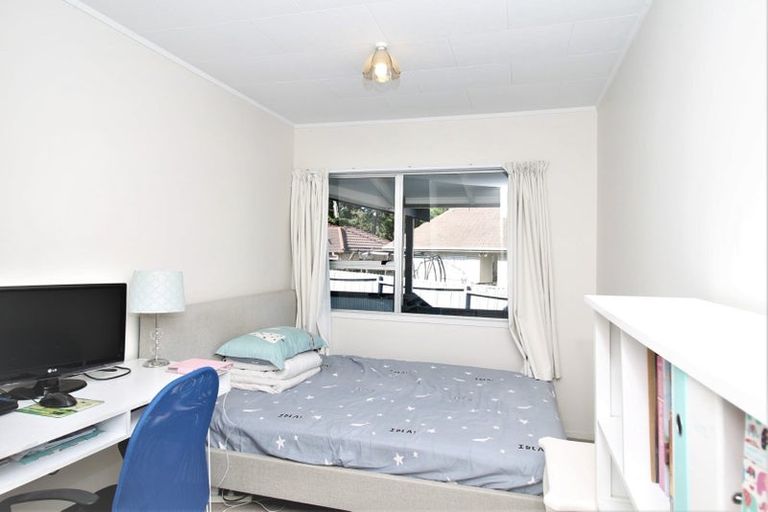 Photo of property in 37 Claverdon Drive, Massey, Auckland, 0614