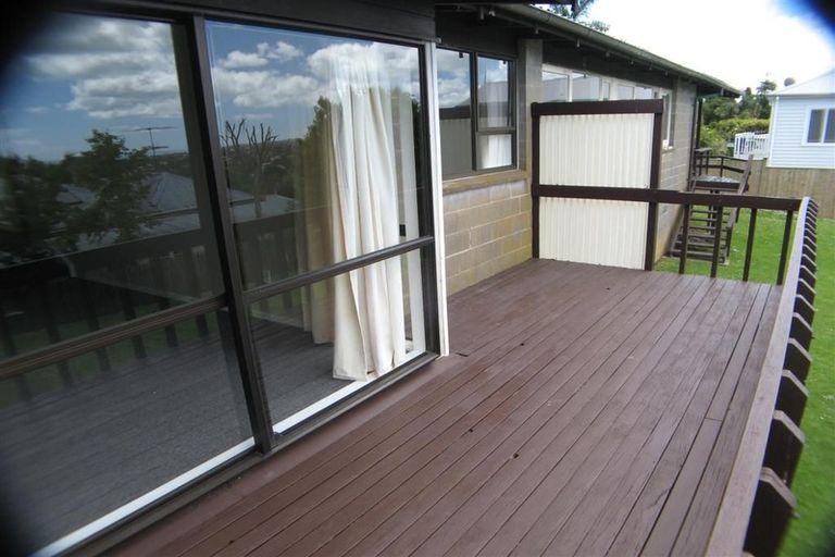 Photo of property in 2/135 Glenfield Road, Hillcrest, Auckland, 0626