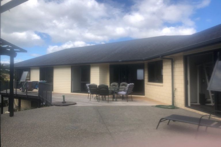 Photo of property in 111 Roberta Crescent, Orewa, 0931