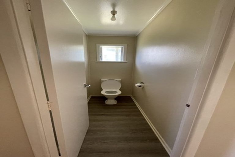 Photo of property in 8 Barron Drive, Green Bay, Auckland, 0604