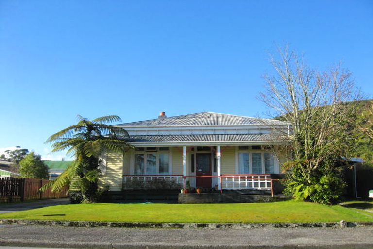 Photo of property in 17 Winnie Street, Greymouth, 7805