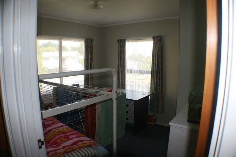 Photo of property in 1 Louise Place, West Harbour, Auckland, 0618
