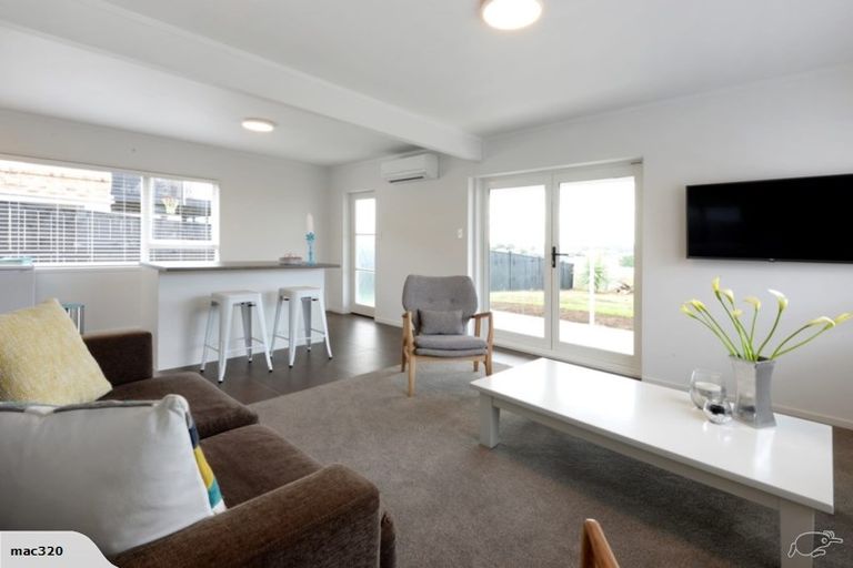 Photo of property in 2/611 Beach Road, Rothesay Bay, Auckland, 0630