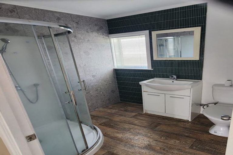 Photo of property in 623 Glenfield Road, Totara Vale, Auckland, 0629