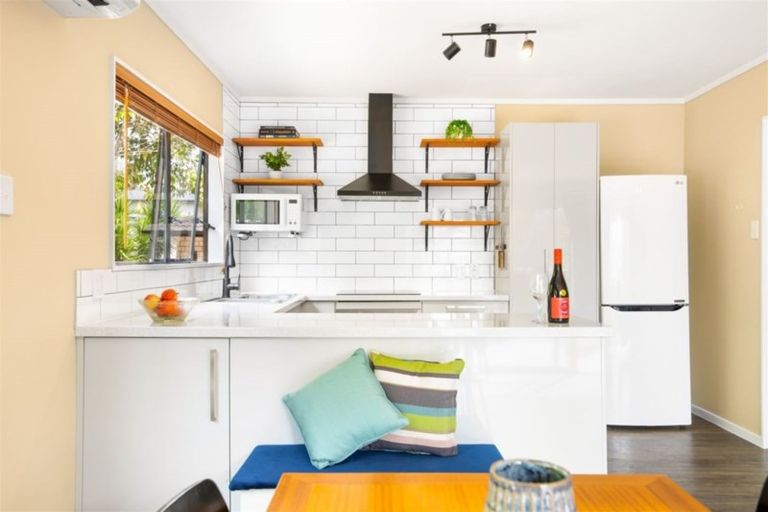 Photo of property in 2/123 Millbrook Road, Sunnyvale, Auckland, 0612