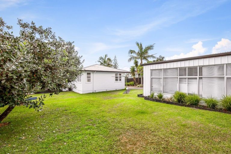 Photo of property in 1 Allington Road, Massey, Auckland, 0614