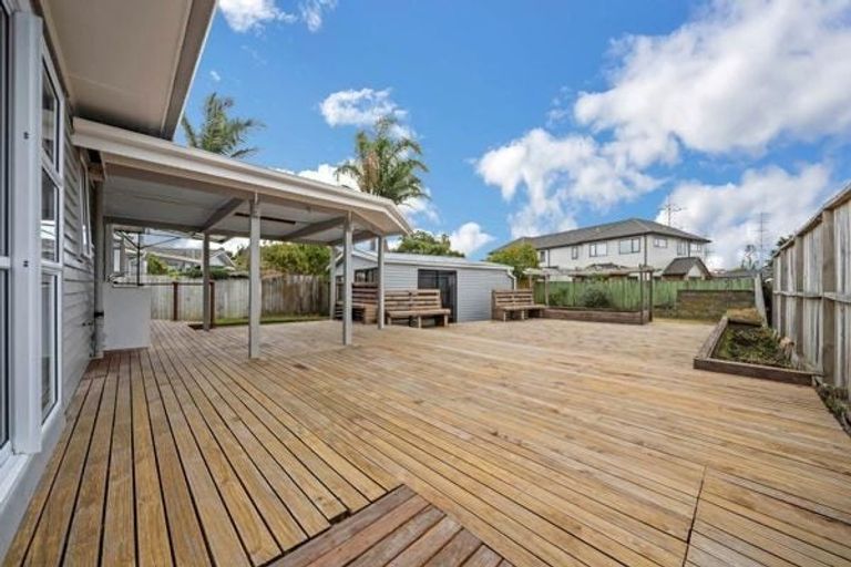 Photo of property in 54 Edgewater Drive, Pakuranga, Auckland, 2010