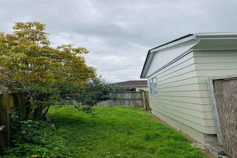 Photo of property in 1/2 Netherlands Avenue, Kelston, Auckland, 0602