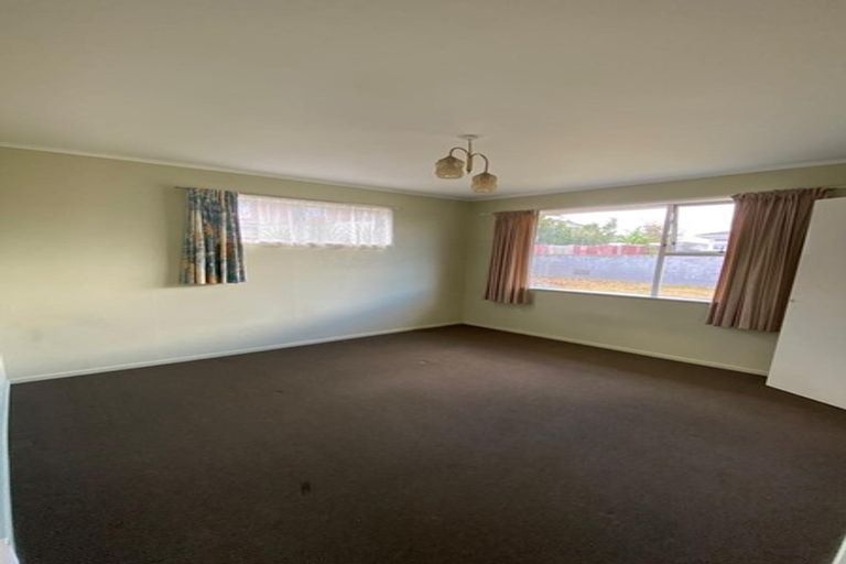 Photo of property in 52 Hobart Crescent, Wattle Downs, Auckland, 2103