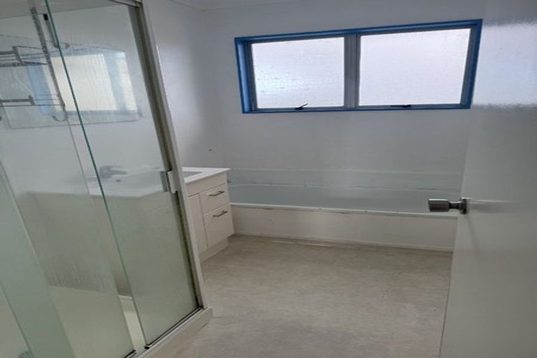 Photo of property in 2/25 Gill Avenue, Te Atatu Peninsula, Auckland, 0610