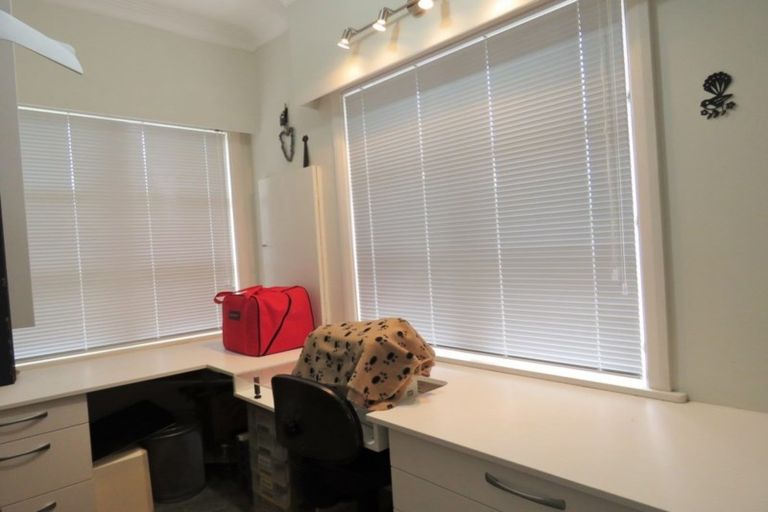 Photo of property in 2 Highbury Drive, Levin, 5510