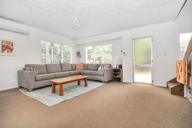 Photo of property in 19 Rehia Road, Massey, Auckland, 0614