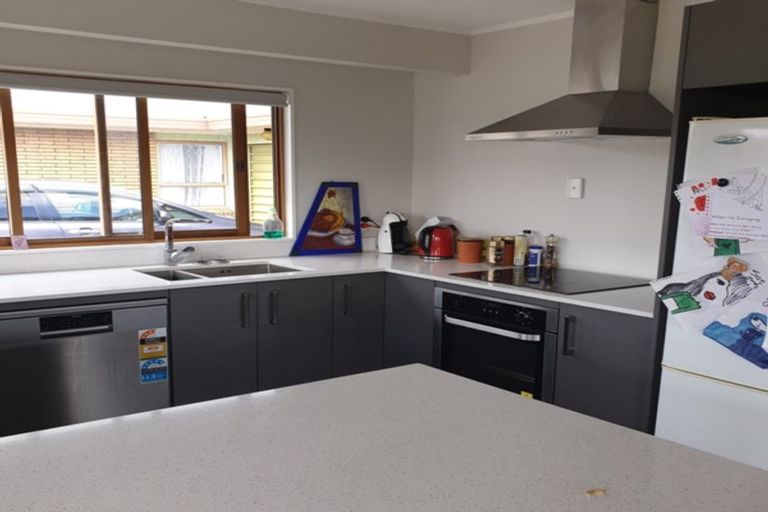 Photo of property in 17a Edgewater Parade, Waiuku, 2123