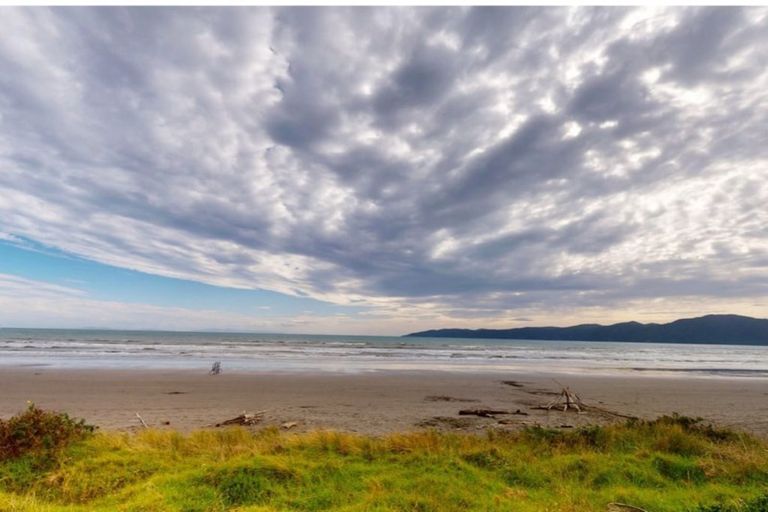 Photo of property in 93 Marine Parade, Paraparaumu Beach, Paraparaumu, 5032