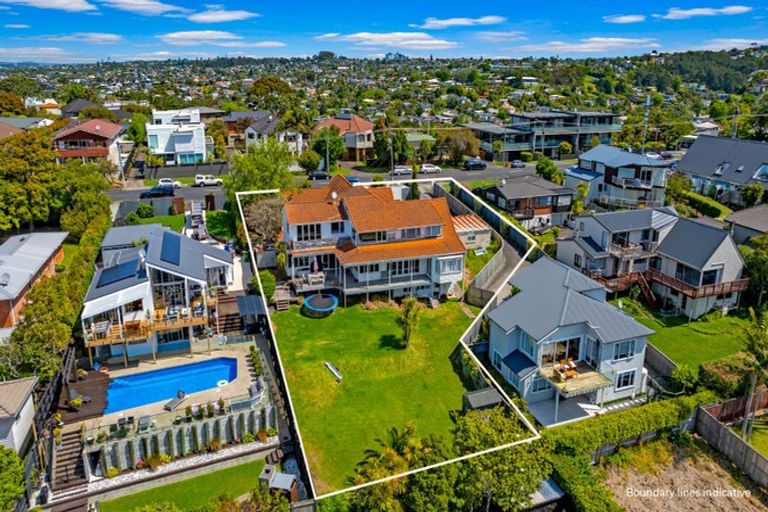 Photo of property in 18 Montgomery Avenue, Rothesay Bay, Auckland, 0630