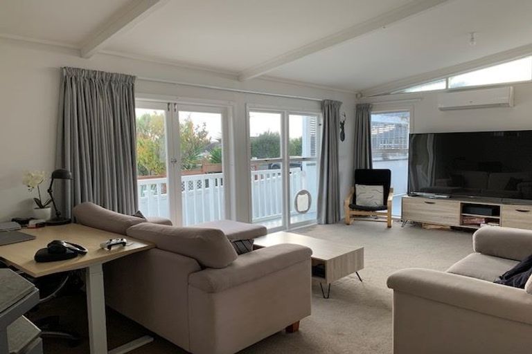Photo of property in 9 Ridgemount Rise, Mangere Bridge, Auckland, 2022