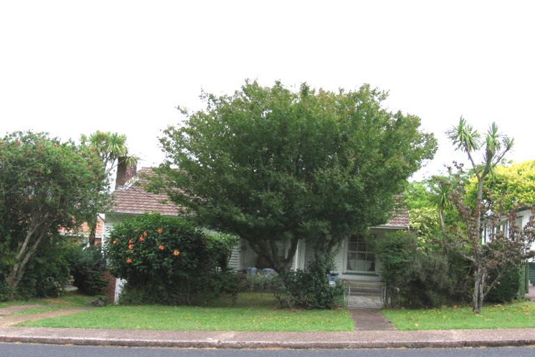 Photo of property in 66 Hillcrest Avenue, Hillcrest, Auckland, 0627
