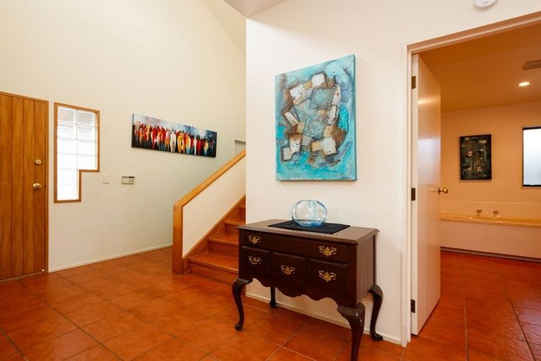 Photo of property in 92 Pacific Drive, Fitzherbert, Palmerston North, 4410