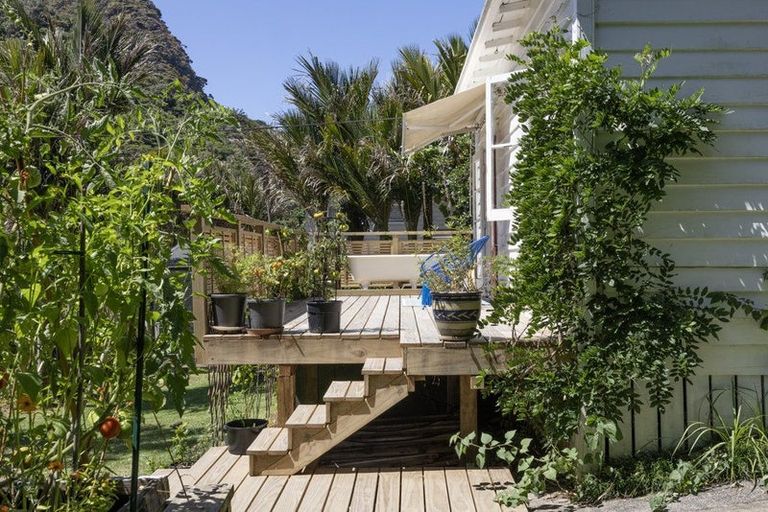 Photo of property in 37 Glenesk Road, Piha, New Lynn, 0772