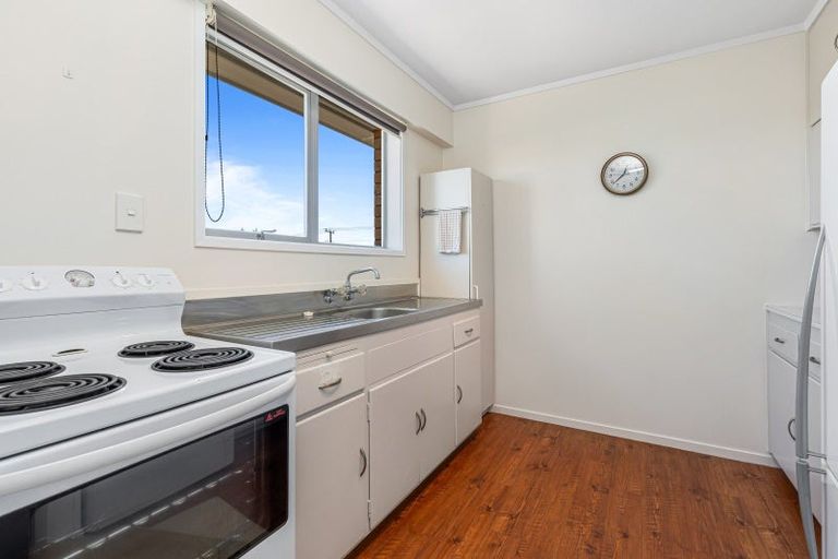 Photo of property in 2/62 Vera Road, Te Atatu South, Auckland, 0610