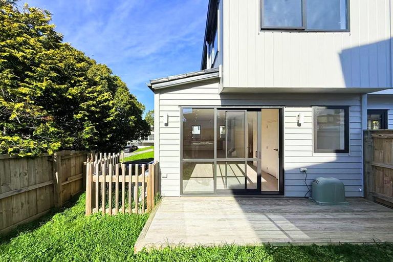 Photo of property in 16f Sheridan Drive, New Lynn, Auckland, 0600