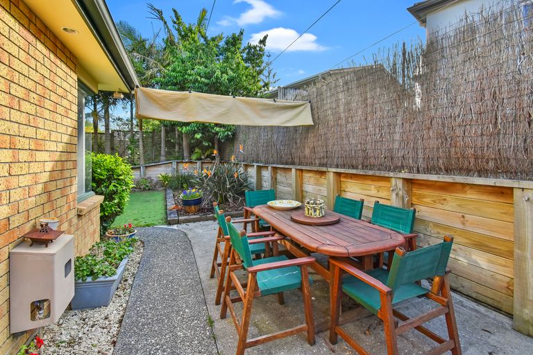 Photo of property in 2/11 The Rosebowl, Sunnyhills, Auckland, 2010