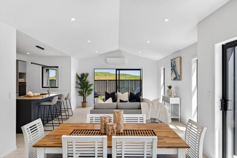 Photo of property in 14 Annie Aranui Drive, Poraiti, 4182