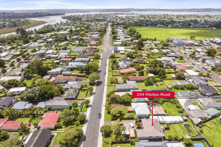 Photo of property in 104 Matipo Road, Te Atatu Peninsula, Auckland, 0610