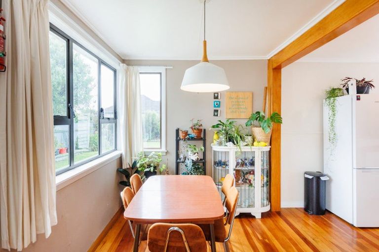 Photo of property in 11 Montrose Place, Takaro, Palmerston North, 4412