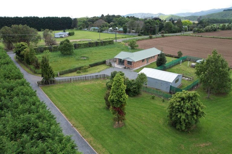 Photo of property in 37 Waikawa Beach Road, Manakau, Levin, 5573